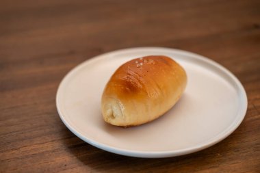 Tabakta servis edilen tuzlu ekmek, ahşap masada.