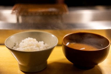 Masada bir kase pirinç ve çorba var.