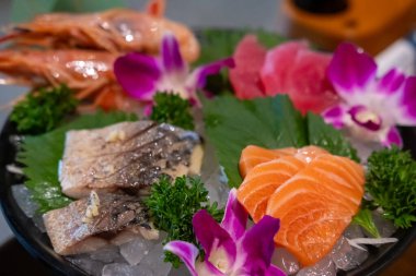 Sebzeli Sashimi bir restoranda servis edilir.