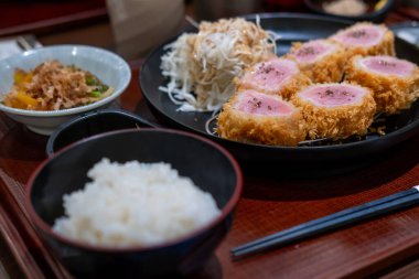 Sous vide pork katsu. Tonkatsu, pilav ve sebzeli kızarmış domuz eti restoranda servis edilir.