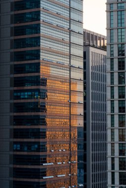 Gün batımının yansıması, ofis binasının ön cephesinde..