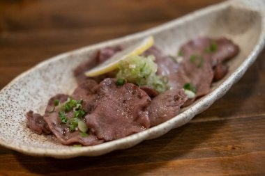 Tabakta servis edilen ızgara sığır dili.