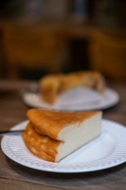 Alman peynirli keki, geleneksel hafif ve yumuşak bir tatlıdır. Tabakta servis edilir.