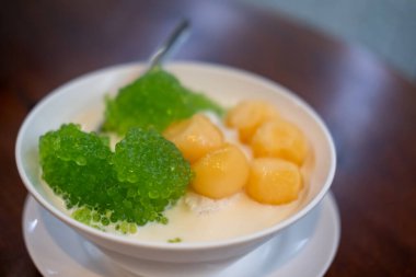 Hindistan cevizi sütlü Sago kavunu, Tayland tatlısı kasede servis edilir.