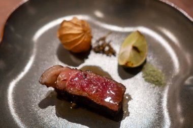 Orta pişmiş Wagyu bifteği.