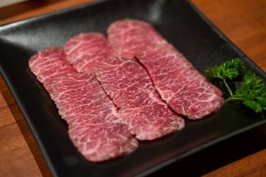 Japon usulü et dilimlenmiş et tabağında.