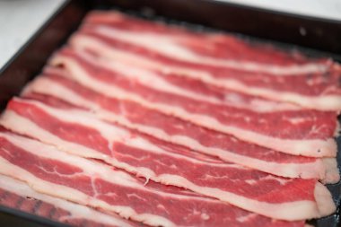 Dilimlenmiş çiğ eti kapat. Pişirmeye hazır.