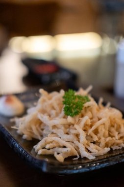 Tabakta kızarmış gümüş balık, Japon yemeği..