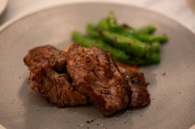 Tabakta orta pişmiş biftek.