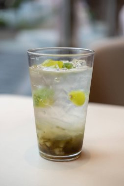 Bir bardak Shine Muscat yeşil üzüm suyu.