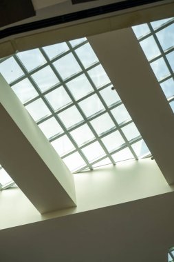 Soyut, minimalist, modern mimari alan beton duvarlar ve açık tavan penceresi