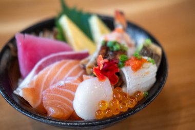 Kaisen Don, Japon pilav kasesi. Hotate, Somon, Saba, Engawa, Ikura gibi çiğ balıklar dahil..