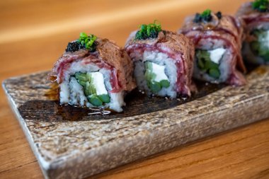 Wagyu suşisi krem peynirli, tabakta servis edilir.