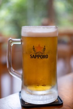 Bangkok, Tayland - 5 Aralık 2025: Bir kupa Sapporo, Japonya 'nın en eski bira markası.