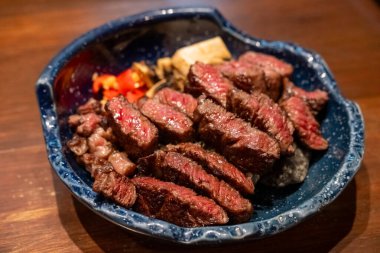 Tabakta ızgara wagyu bifteği var.