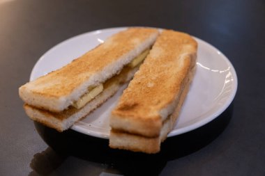 Kaya tostu, tereyağlı tost dilimleri ya da hindistan cevizi reçeli içeren bir yemek, genellikle kahvaltıda ya da öğleden sonra atıştırmalıklarında servis edilir..