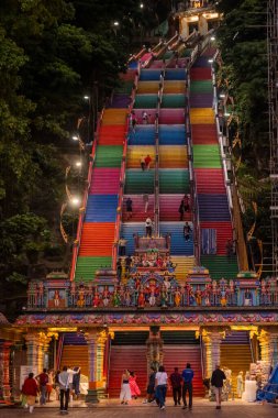 19 Aralık 2025 - Kuala Lumpur, Malezya: Batu Mağaraları, çarpıcı mağara tapınakları ve Lord Murugan 'ın dev boyutuyla tanınan ünlü bir tapınak ve kireçtaşı tepe kompleksi.