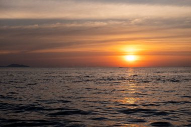 Renkli gökyüzü ile deniz manzarası.