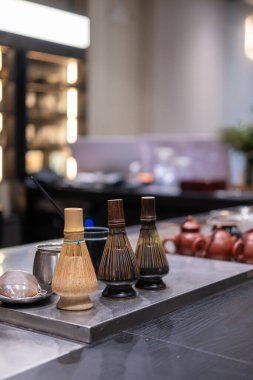 Geleneksel Japon çay hazırlama araçları tezgahta, bambu kibrit çırpma ve teaware dahil