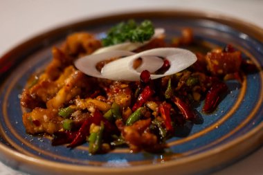 Kızarmış eti tuz ve biberle karıştır, tabakta servis et.