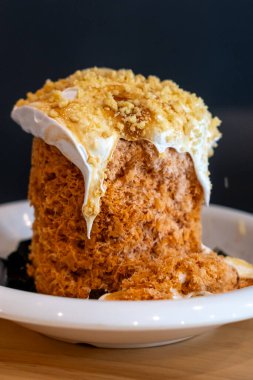 Tay çayı bingsu. Çimen jölesi ve kremayla servis edilir.