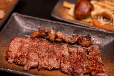 Teppanyaki bifteği, Japon usulü biftek, demir tabakta ya da teppan 'da kızartılmış. Tabakta servis edilir.