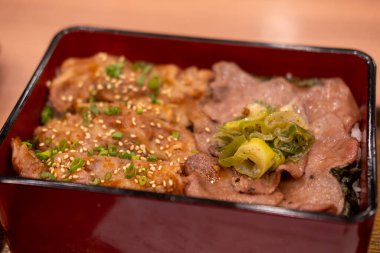 Gyutan veya sığır dili, pirinçli biftek yakiniku.