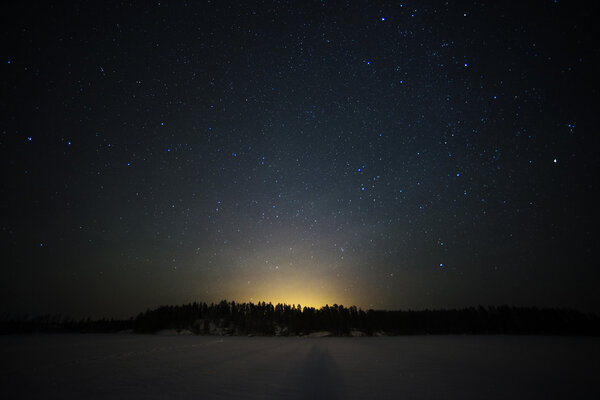 городские огни в темноте ночи
