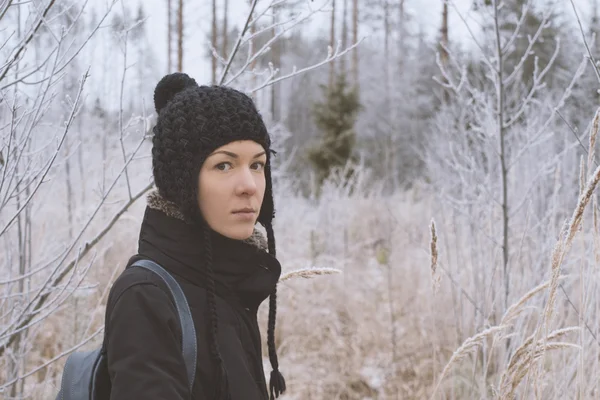 Kış ormanda yürüyüş turu