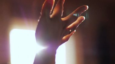 kadın el ile güneş ışığı rey ile oynuyor