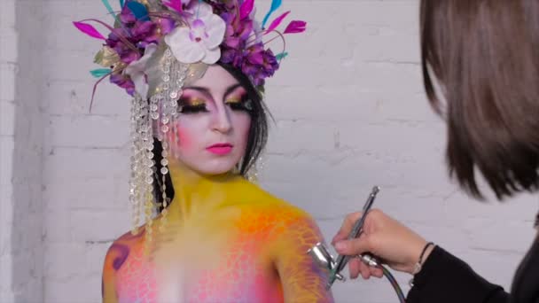 Bodyart luminoso e colorato — Video Stock