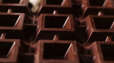 süt ishal üstünde büyük çikolata bar