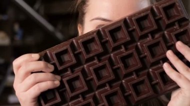 mutlu genç kadın ve büyük çikolata bar