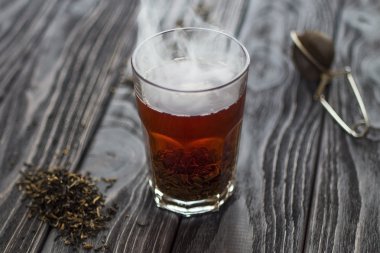 Kahvaltıda çay hazırlama