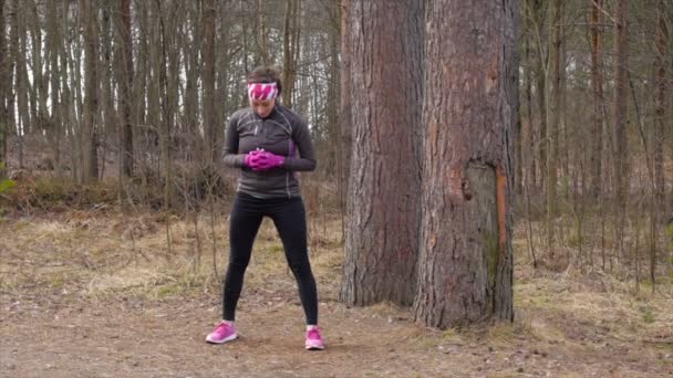 Sportläufer im Wald — Stockvideo