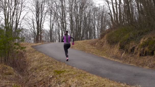 Biegacz sportu w lesie — Wideo stockowe