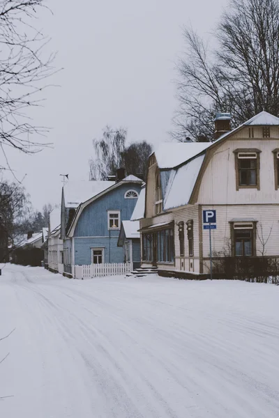 Засніжена вулиця на дачі в зимовий день — стокове фото