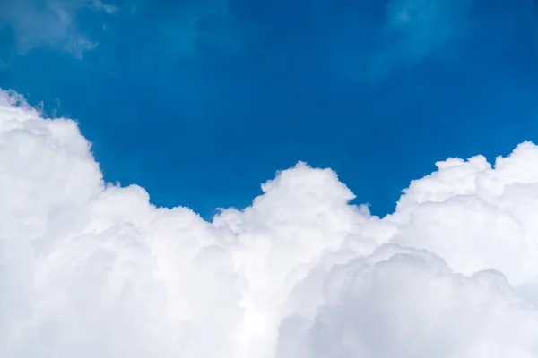 Голубое небо над плотным облаком, вид с самолета, пространство для копирования в центре — стоковое фото