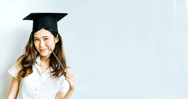 Bella asiatico università o college laureato studente donna indossare malta bordo, facendo carino posa di fronte lucido lavagna bianca, con copia spazio — Foto Stock