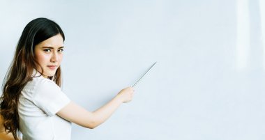 Güzel Asyalı kadın parlak beyaz tahta, kopya alanı, odaklanmak ile göz, öğretmen, öğretmen, öğrenci veya işkadını kavramı ile ciddi ya da kızgın yüz işaretçisi