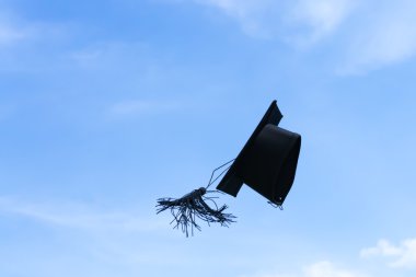 Hava, gökyüzü arka plan atılmış bir mezuniyet kap veya harç kurulu