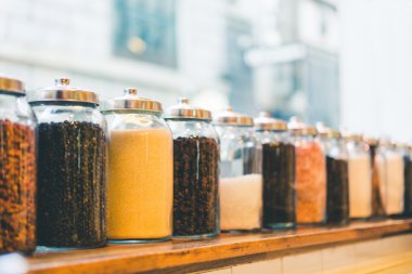 Kahve çekirdekleri, hazır kahve, şeker ve vintage sesi, kopya alanı ile alan efekti derinliğini maddeleri kavanoz