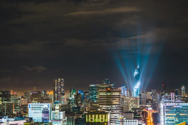 Bangkok, Thailand - 29 Aug 2016: "Mahanakhon Night of Light", Grand opening spectaculaire lichtshow event van Mahanakhon of Mahanakorn toren, de hoogste gebouw tot nu toe in Thailand — Stockfoto