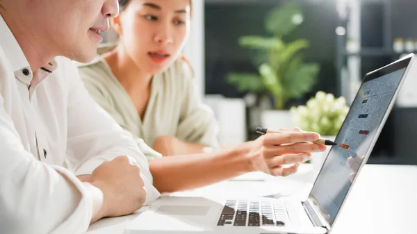 Asiático Hombre Negocios Presente Explicar Trabajo Mujer Colega Uso Ordenador — Foto de Stock