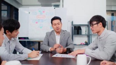 Bir grup mutlu Asyalı iş adamı beyin fırtınası ekibinde toplanıp el çırpıp geç saatlere kadar ofiste çalışırlar. Şirket işi, iş arkadaşı takım çalışması ya da proje başarı kutlamaları konsepti