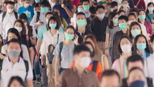 混雑したアジアの人々は 歩道を歩く顔マスクを着用する コロナウイルスCovid 19パンデミック 通勤輸送 新しい通常のライフスタイル 都市生活またはPm 5大気汚染の概念 スローモーション — ストック動画