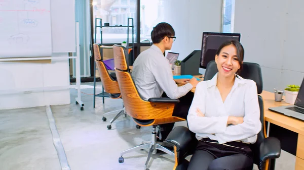 Retrato Brazos Empresaria Asiática Feliz Cruzados Sonrisa Oficina Empresa Inicio — Foto de Stock