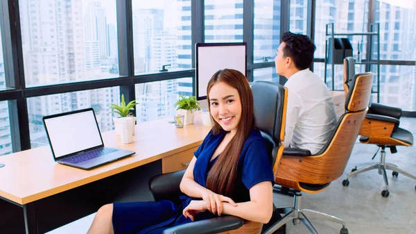幸せなアジアの実業家の肖像画は デスクトップとラップトップコンピュータ上で働くスタートアップ企業のオフィス ビジネス同僚に座って笑顔 オフィス 小規模ビジネス チームワークの概念 — ストック写真
