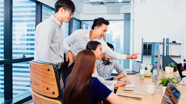 アジアのビジネスの人々のグループは オフィスのデスクトップコンピュータに関するチームブレインストーミングの議論で協力します 企業ビジネス 同僚のチームワーク 財務コンサルタント会議のコンセプト — ストック写真