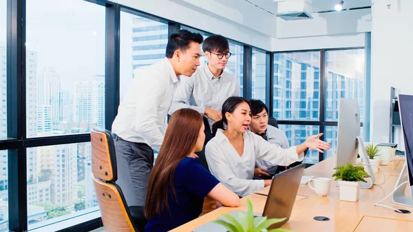 Grupp Asiatiska Affärsmän Arbetar Tillsammans Team Brainstorm Diskussion Stationär Dator — Stockfoto